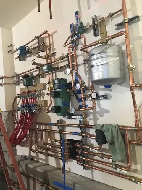 Advanced hydronic heating system with copper manifolds and circulators